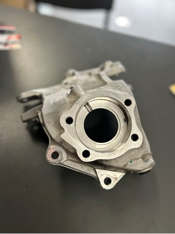 Цапфа поворотна права 31681852 VOLVO