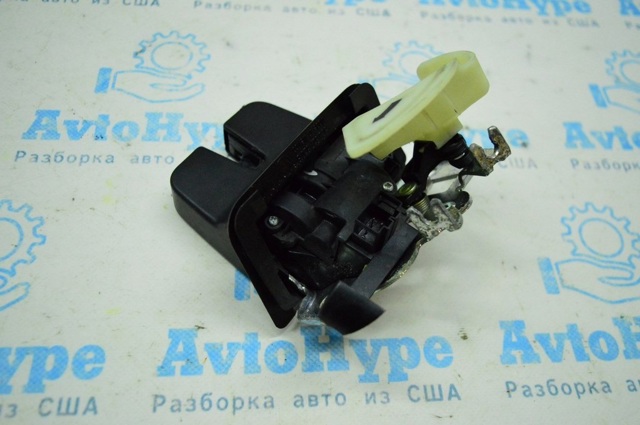 Замок і ручка дверей задка 17A827505 VAG
