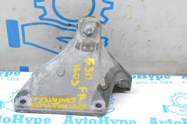 Кронштейн подушки (опори) двигуна, правої 22116788610 BMW