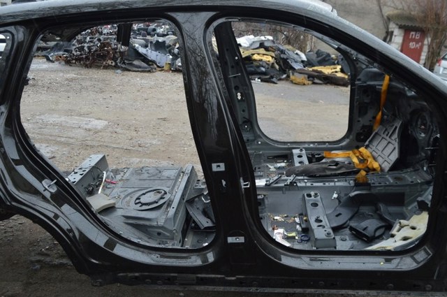 Отвір передніх правих дверей 41007436158 BMW