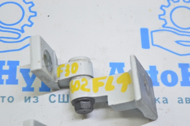 Дверний шарнір водійських дверей 41517284533 BMW