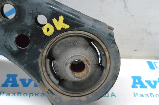 Правий важіль передній нижній підвіски 4806810130 TOYOTA