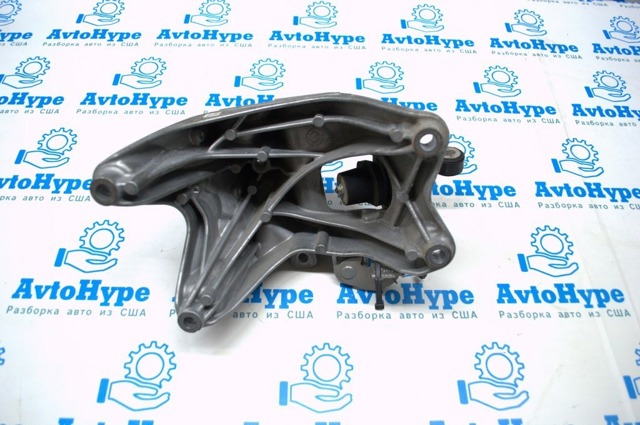 Кронштейн подушки (опори) двигуна, правої 4M0199308CE VAG