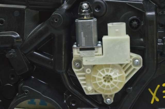 Склопідйомник задніх правих дверей 51357498150 BMW