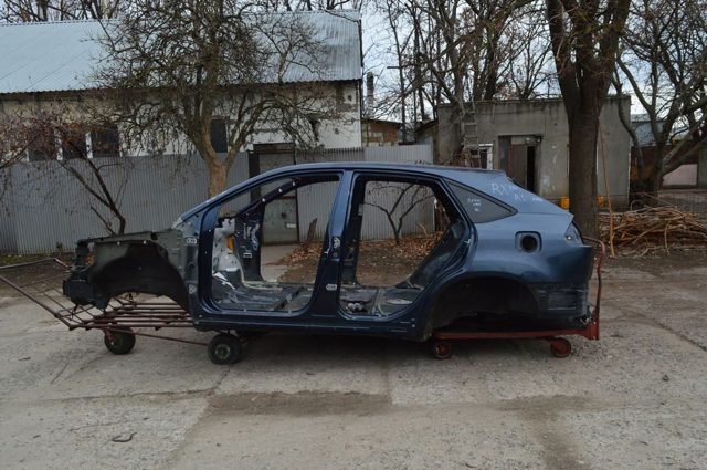 Панель бризковика (лонжерону) моторного відсіку, права 537010E010 TOYOTA