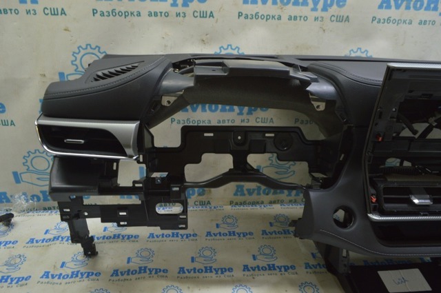 Решітка повітроводу ліва 556500E110 TOYOTA