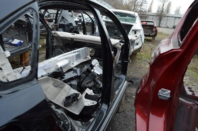 Отвір передніх правих дверей 561809836 VAG