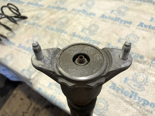 Амортизаційна стійка задня 562005DJ0A NISSAN