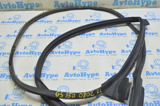 Ущільнювач задніх дверей 6787230300 TOYOTA