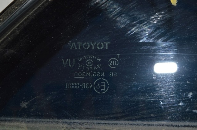 Кватирка дверей трикутник, задньої, лівої 6812406130 TOYOTA