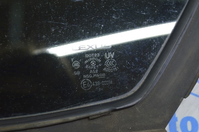 Куточок задніх лівих дверей 6812430550 TOYOTA