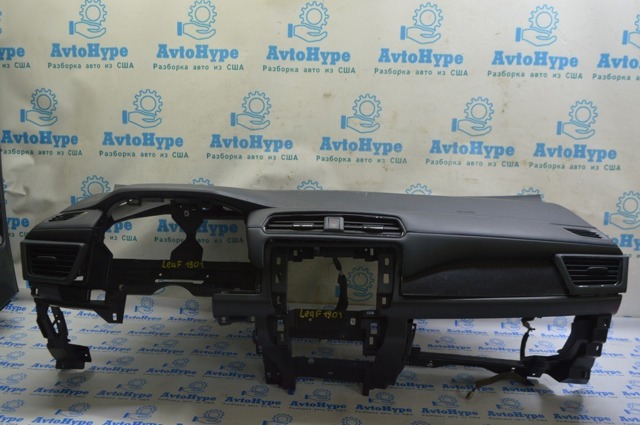 Передня панель 682005SA0B NISSAN
