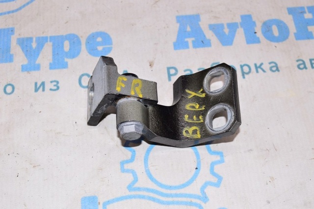 Петля передніх дверей права 68200944AA CHRYSLER
