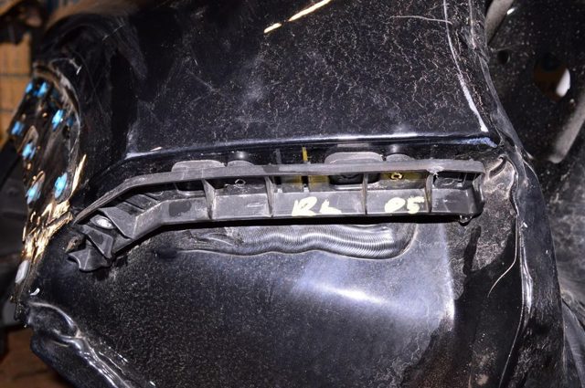 Направляюча заднього бампера, ліва 68255517AA CHRYSLER