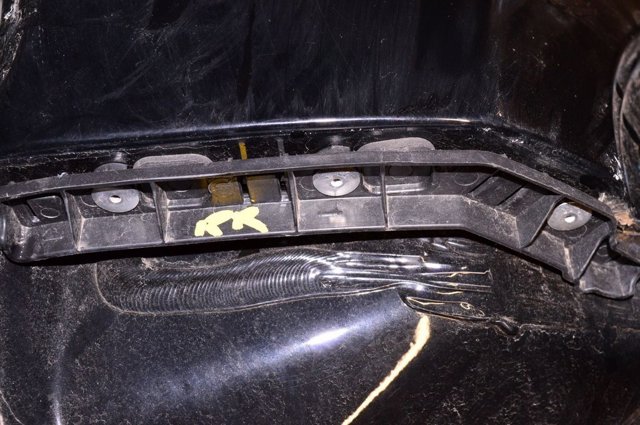 Напрямна заднього бампера, права 68255521AA CHRYSLER