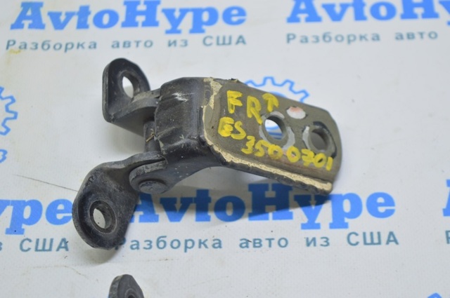 Петля передніх дверей права 6871012151 TOYOTA