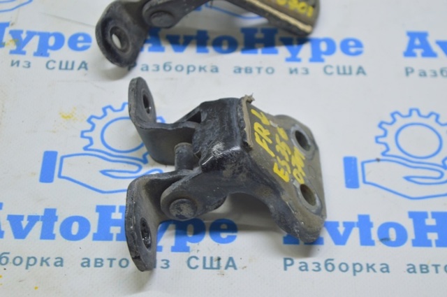 Дверний шарнір правий передній 6873033021 TOYOTA