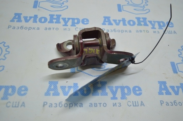 Петля передніх дверей лівих 6874002080 TOYOTA