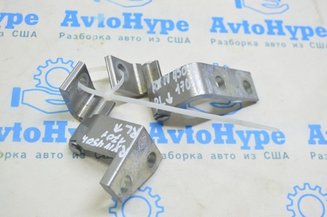 Петля передніх дверей лівих 6874048010 TOYOTA