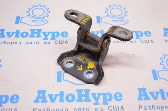 Шарнір передніх лівих дверей 68740AC010 TOYOTA