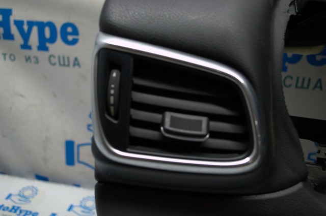 Решітка повітропровода ліва 687615DF0A NISSAN