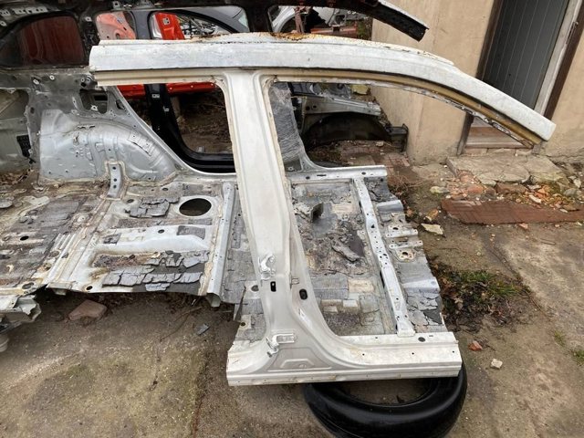 Завіса дверей задніх правих 687700E020 TOYOTA