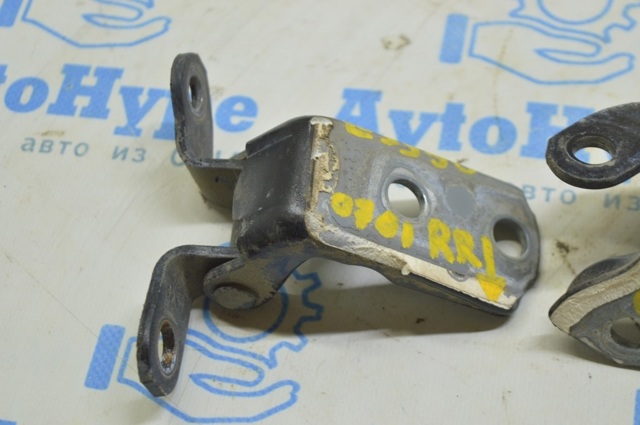 Петля заднтої двері, правої 6877052031 TOYOTA