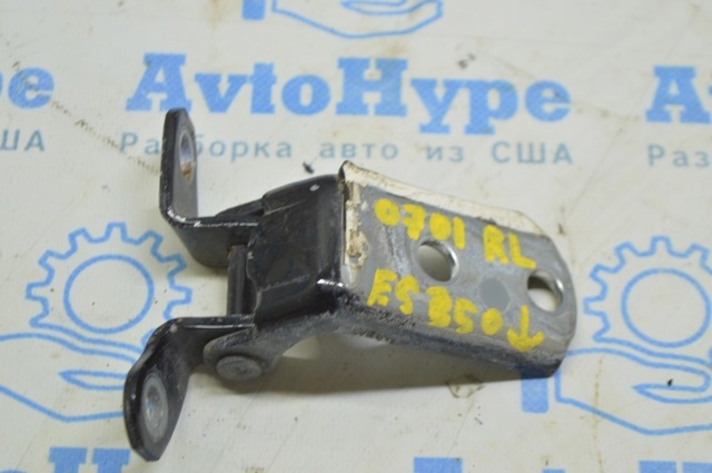 Петля заднтої двері, лівої 6878052031 TOYOTA