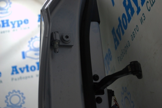 Петля передніх дверей права 80A831404A VAG