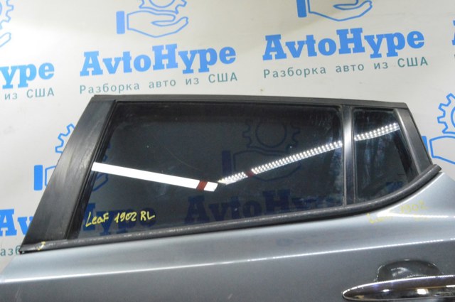 Накладка задньої двері, лівої, вертикальна 822D33NF0A NISSAN