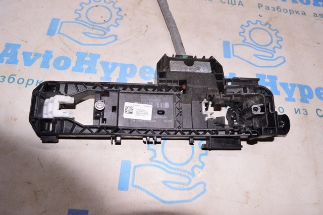 Тримач зовнішньої ручки дверей, задніх правих 826105DM1A NISSAN