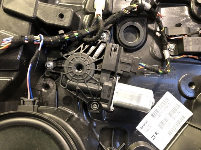 Моторчик склопідйомника двері задніх, правих 827305DM0A NISSAN