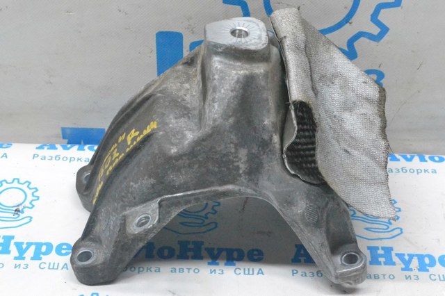 Кронштейн подушки (опори) двигуна, правої 8K0199308CH PORSCHE