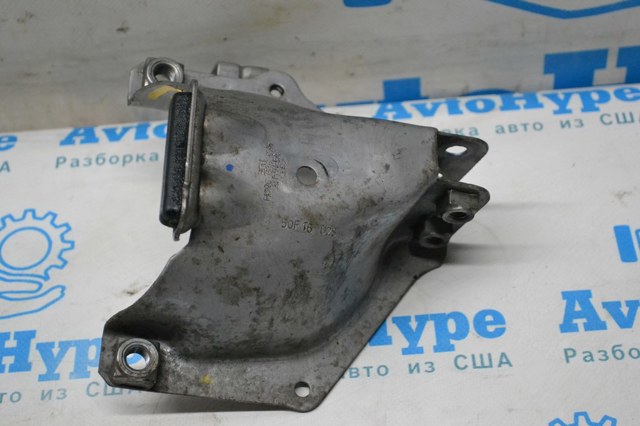 Кронштейн передньої балки 8K0399059H PORSCHE