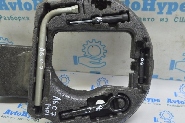 Гак буксирувальний 8K0805615 VAG
