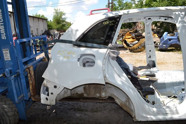 Скло багажного відсіку, праве 8R0845300GNVB VAG
