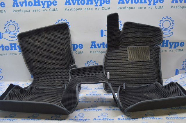 Комплект килимків 8R1061270MNO VAG