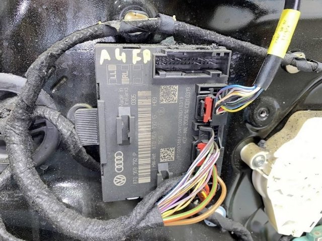 Блок комфорту передніх дверей 8T0959792P VAG