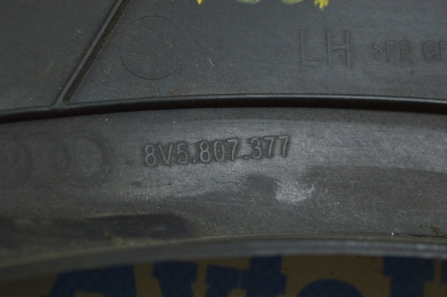 Направляюча заднього бампера, ліва 8V5807377 VAG
