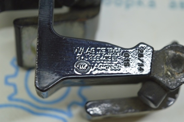 Петля задніх лівих дверей 8V5833403B VAG