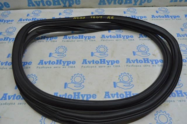 Ущільнювач дверей задніх, (на кузові) 8W5833721C VAG