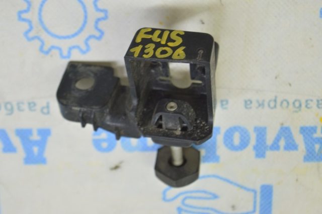 Відбійник капота DS7Z16758C FORD