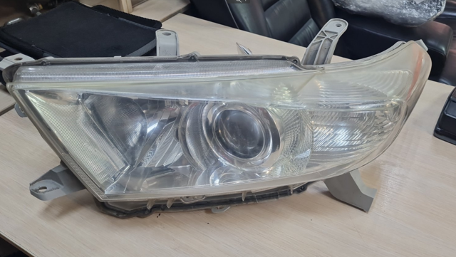 Фара передня права 8113048A30 TOYOTA