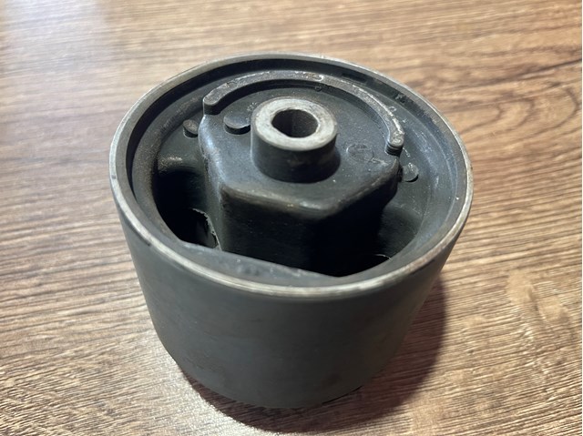 Права опора двигуна 1121097J00 NISSAN