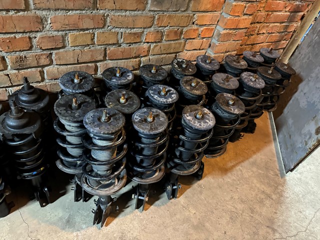 Амортизатор передній Опель Мовано B