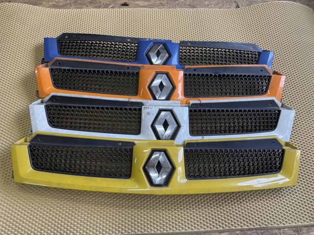 Решітка радіатора 8200233765 RENAULT