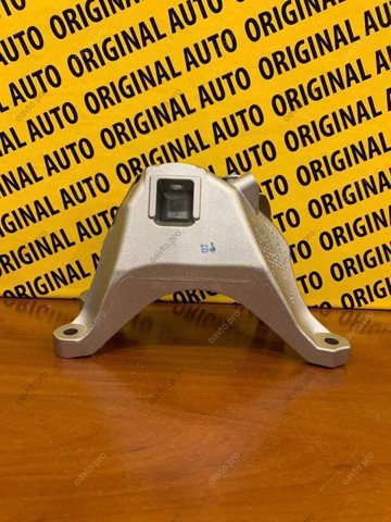 Кронштейн подушки (опори) двигуна, правої 22116870760 BMW