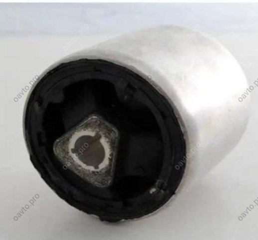 Сайлентблок переднього нижнього важеля 31126765992 BMW