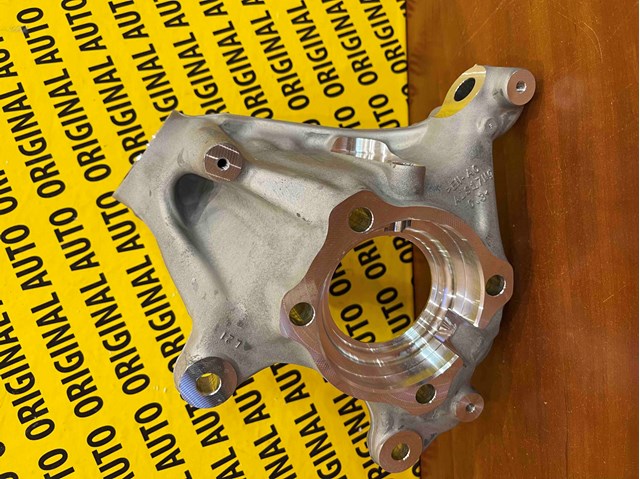 Кулак поворотний передній лівий 31216890179 BMW