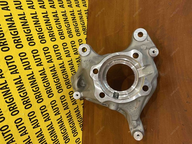 Кулак поворотний передній правий 31216890180 BMW